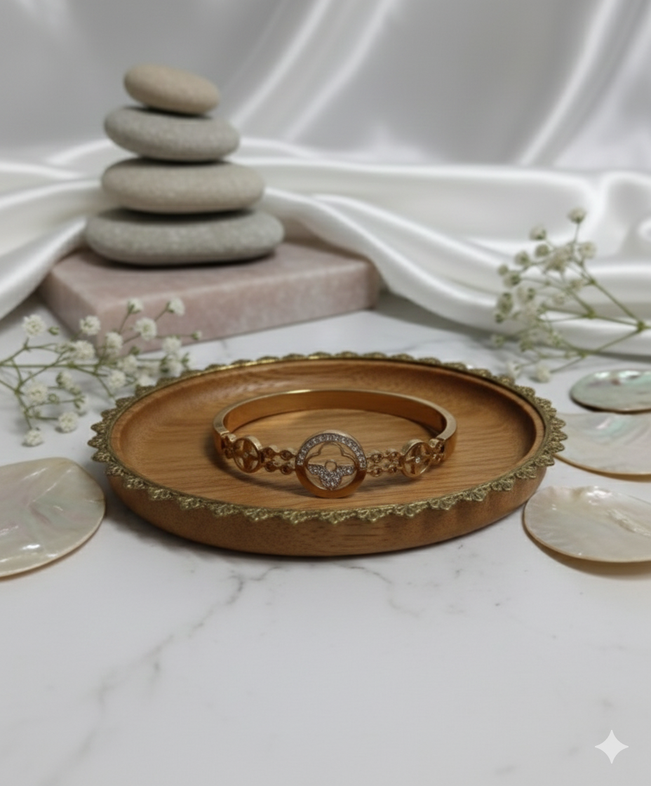 ANTI TARNISH CLOVER SHAPED TRENDY BANGLE BRACELTE