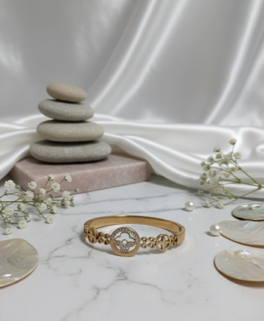 ANTI TARNISH CLOVER SHAPED TRENDY BANGLE BRACELTE