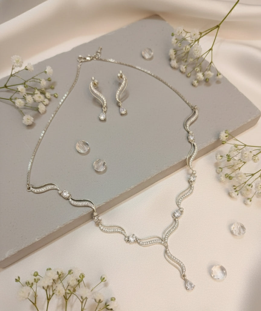 SLEEK DIAMOND NECKLACE SET