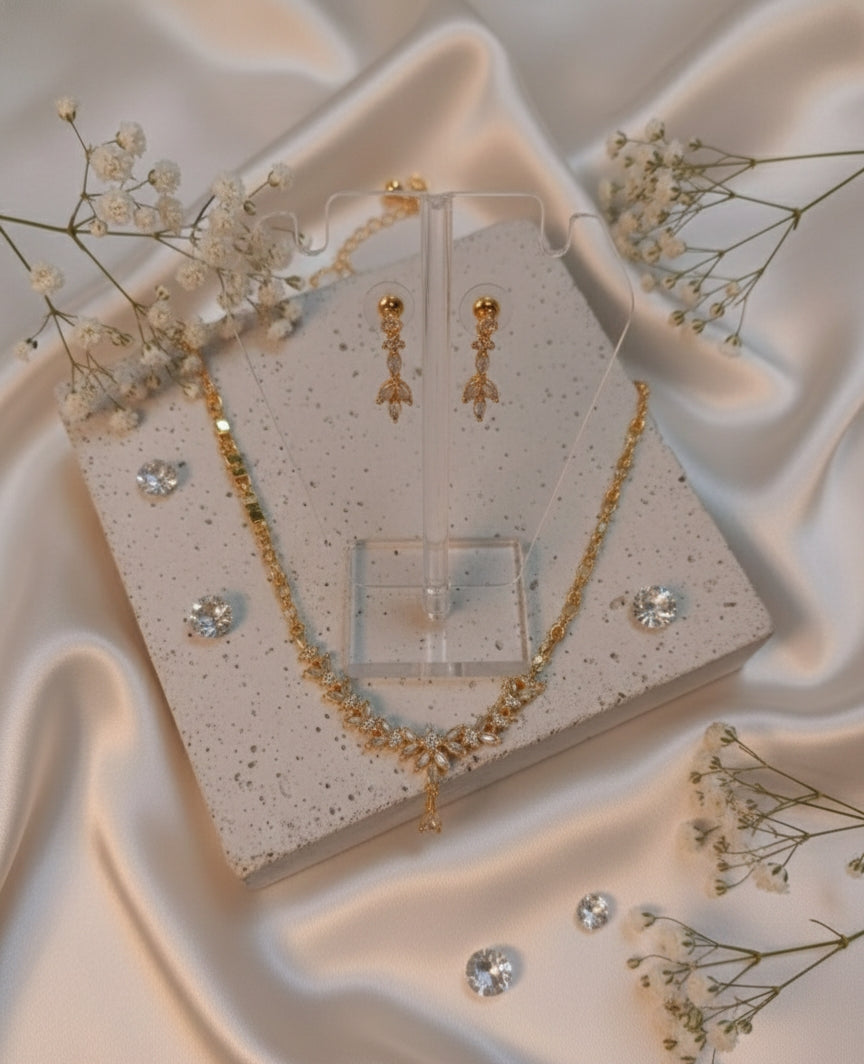 SLEEK  DIAMOND  NECKLACE SET