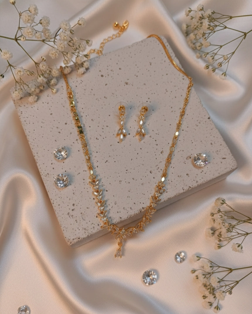 SLEEK  DIAMOND  NECKLACE SET